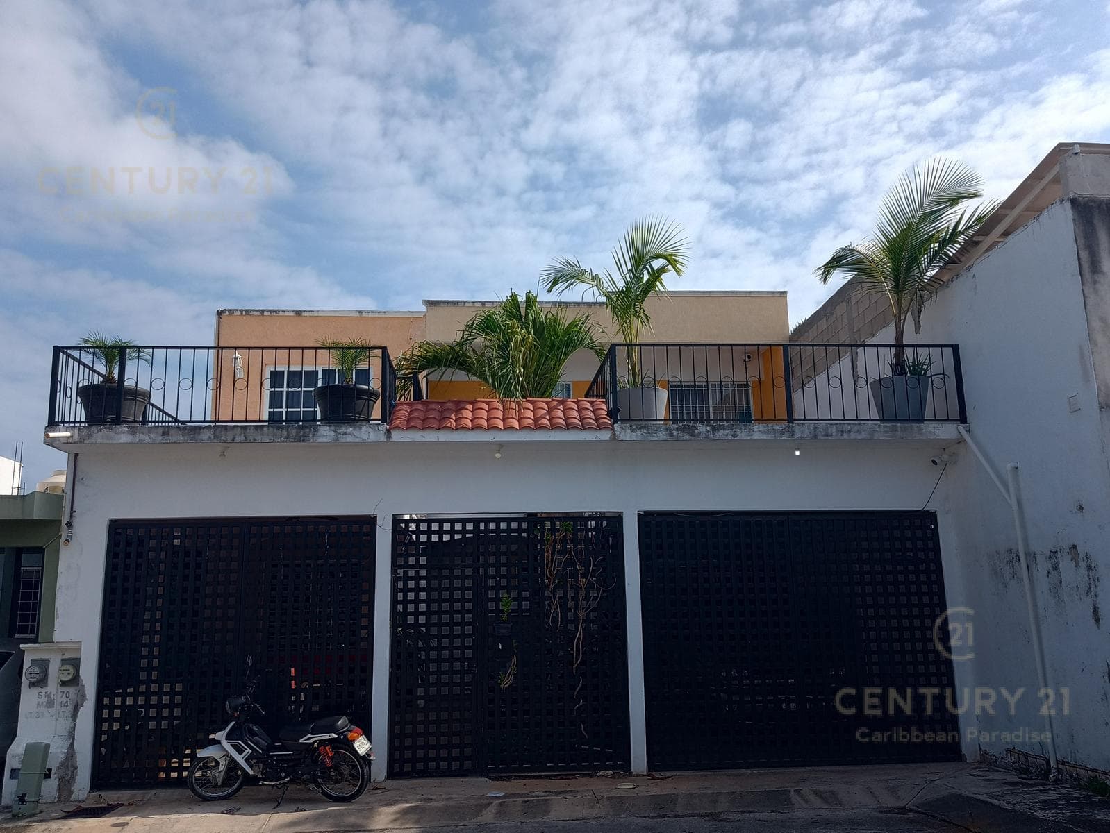 Spacious 6-Bedroom Tuscan-Style House on Chemuyil Avenue, Playa del Carmen P4117