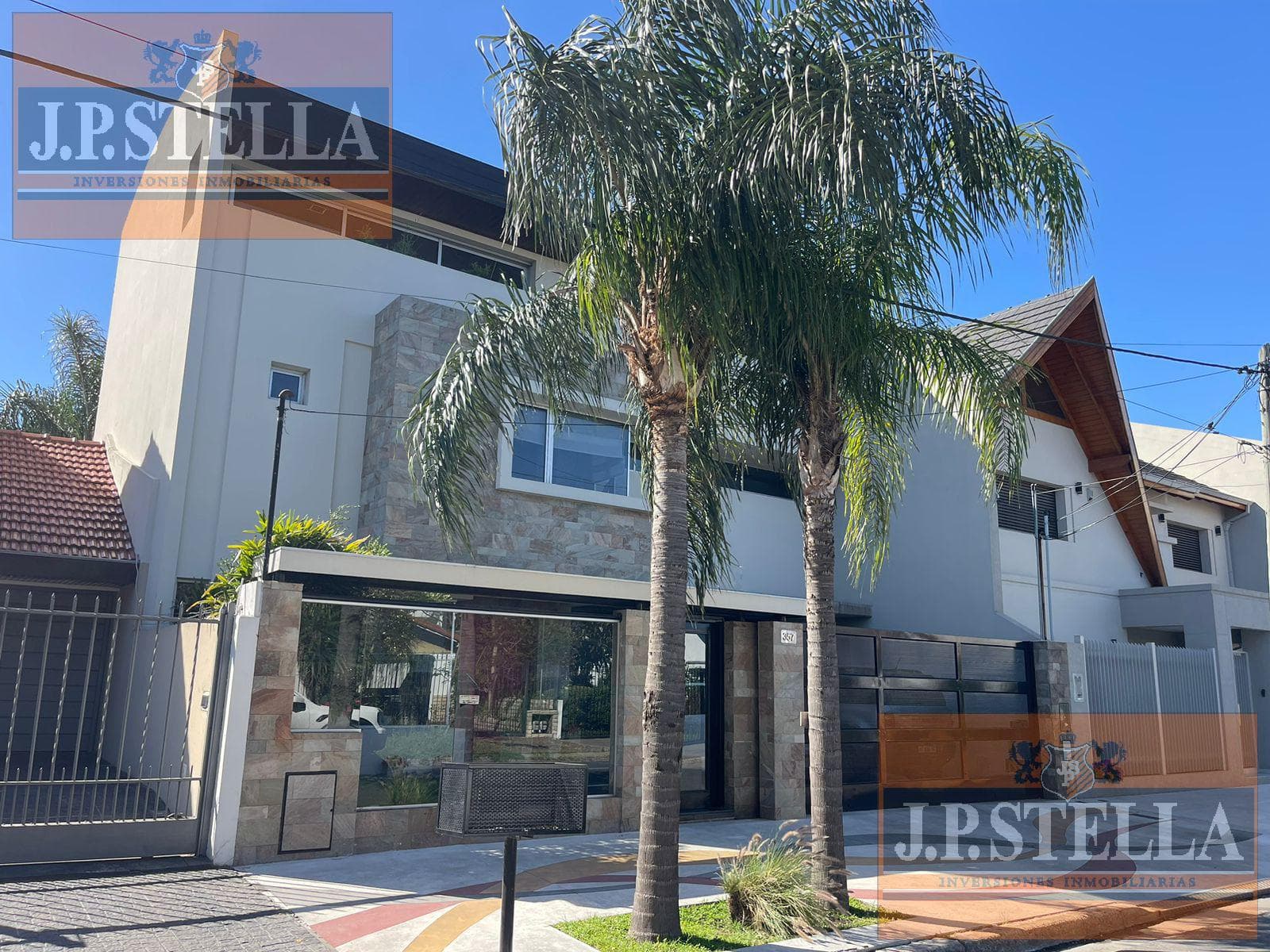 Excelente Casa de 5 amb c/ Garage 3 autos y Pileta climatizada - 440 m² Edif. - Ramos Mejia