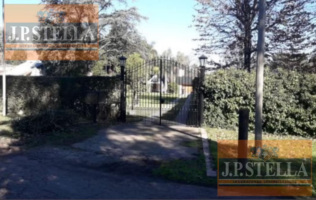 Casa 3 Ambientes C/Quincho, parque y pileta 2400 m² y 188 m² Cub.- Barrio Sta.Amelia