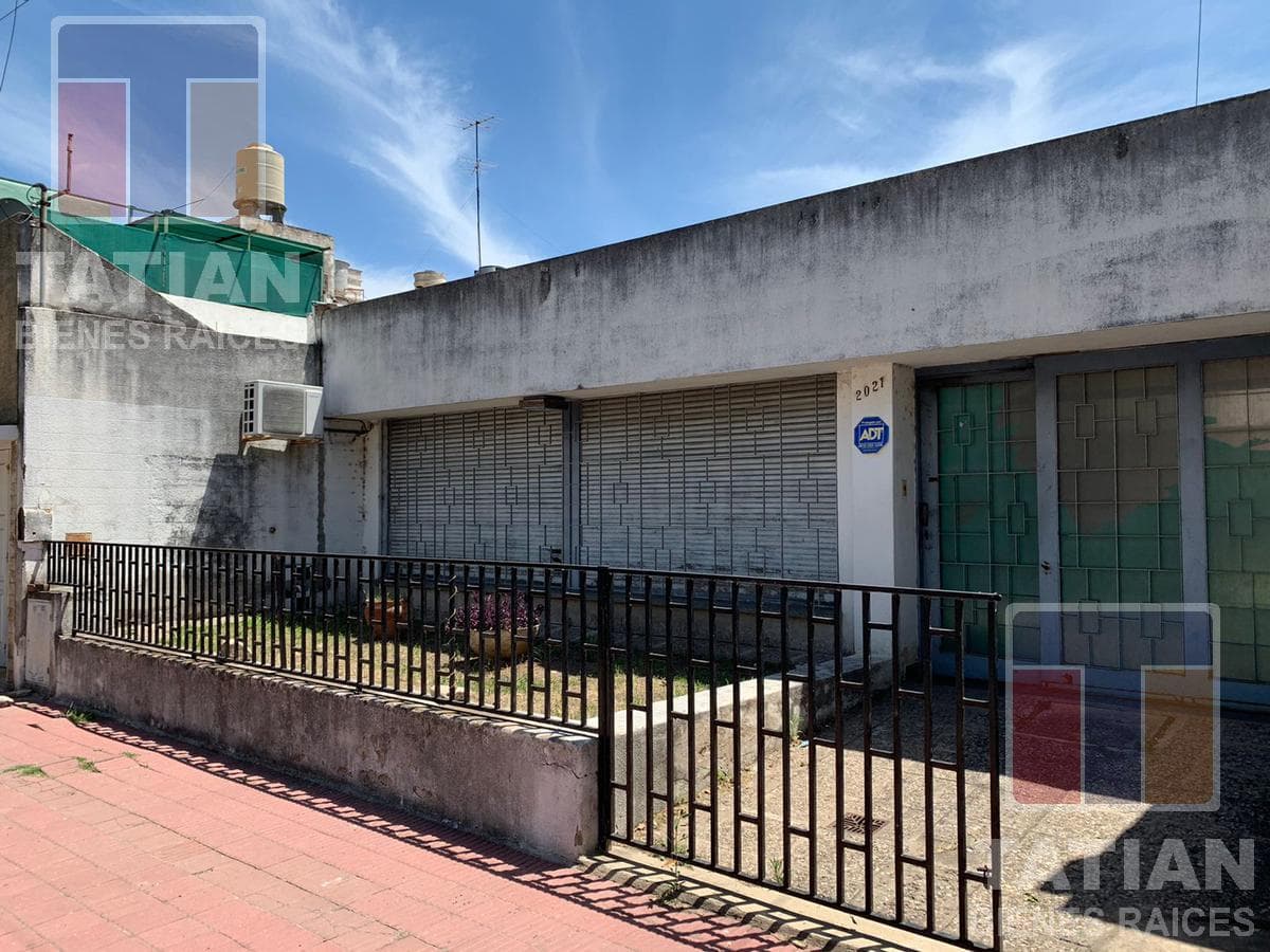 Three-bedroom house on Catamarca Street, just a few meters from Patria Street - Altos de General Paz neighborhood
