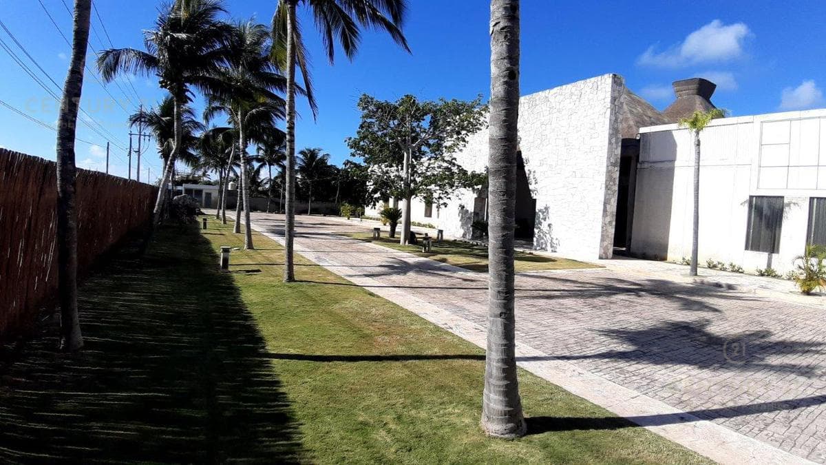 TERRENO CON 2 LOCALES/BODEGAS EN VENTA EN LA CARRETERA EN TULUM P3404