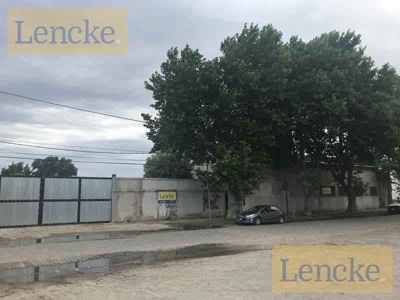 Large lot in an industrial area across from the San Fernando Canal, suitable for various uses, for sale