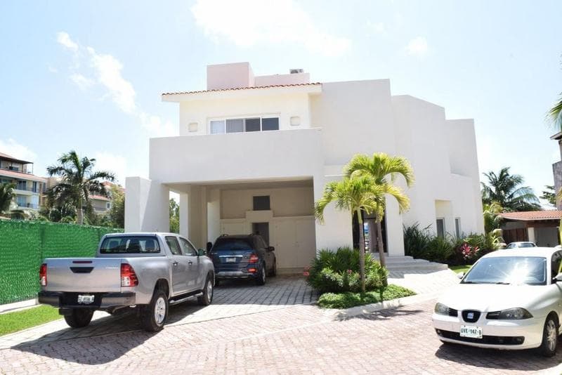 House for Sale with a View of Nichupté Lagoon in Cancún, Isla Marina 12