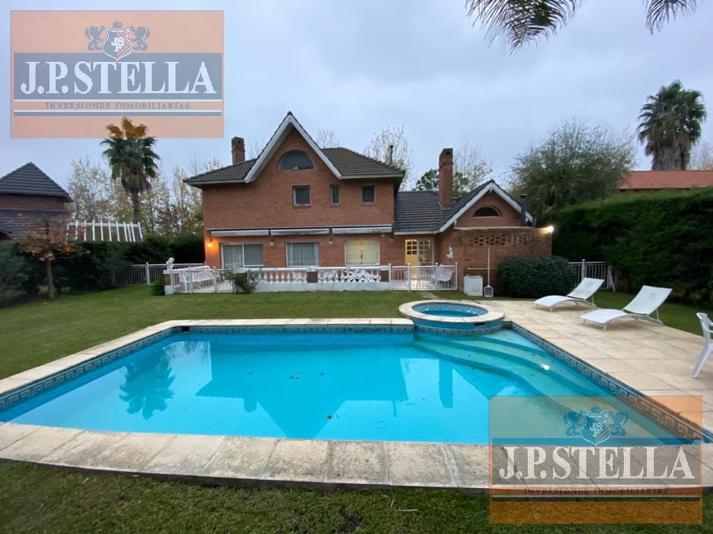 Excelente Chalet 5 Amb 283 m² Cub. Lote 850 m² - Campos De Alvarez