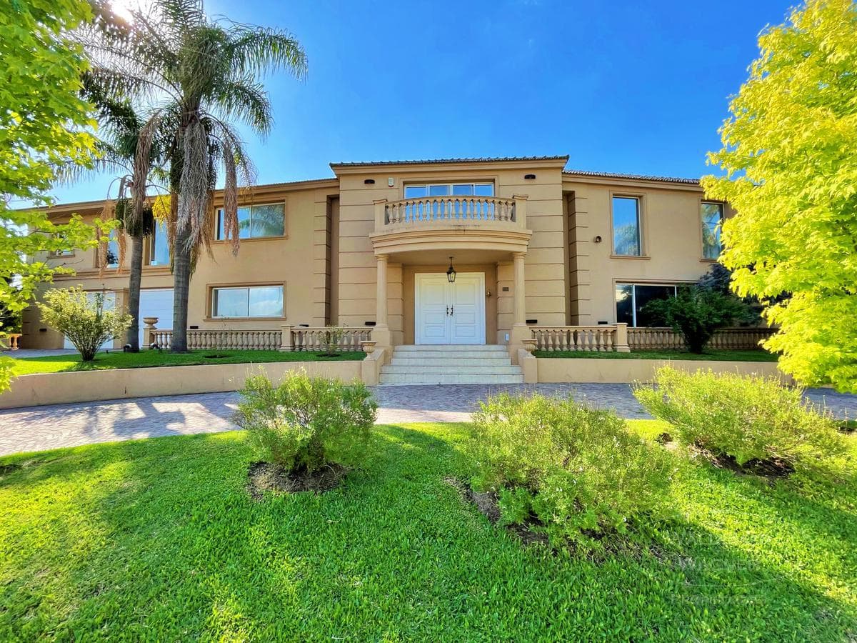 Mansion with a Huge Garden and Pool in the Septiembre Gated Community - Maschwitz