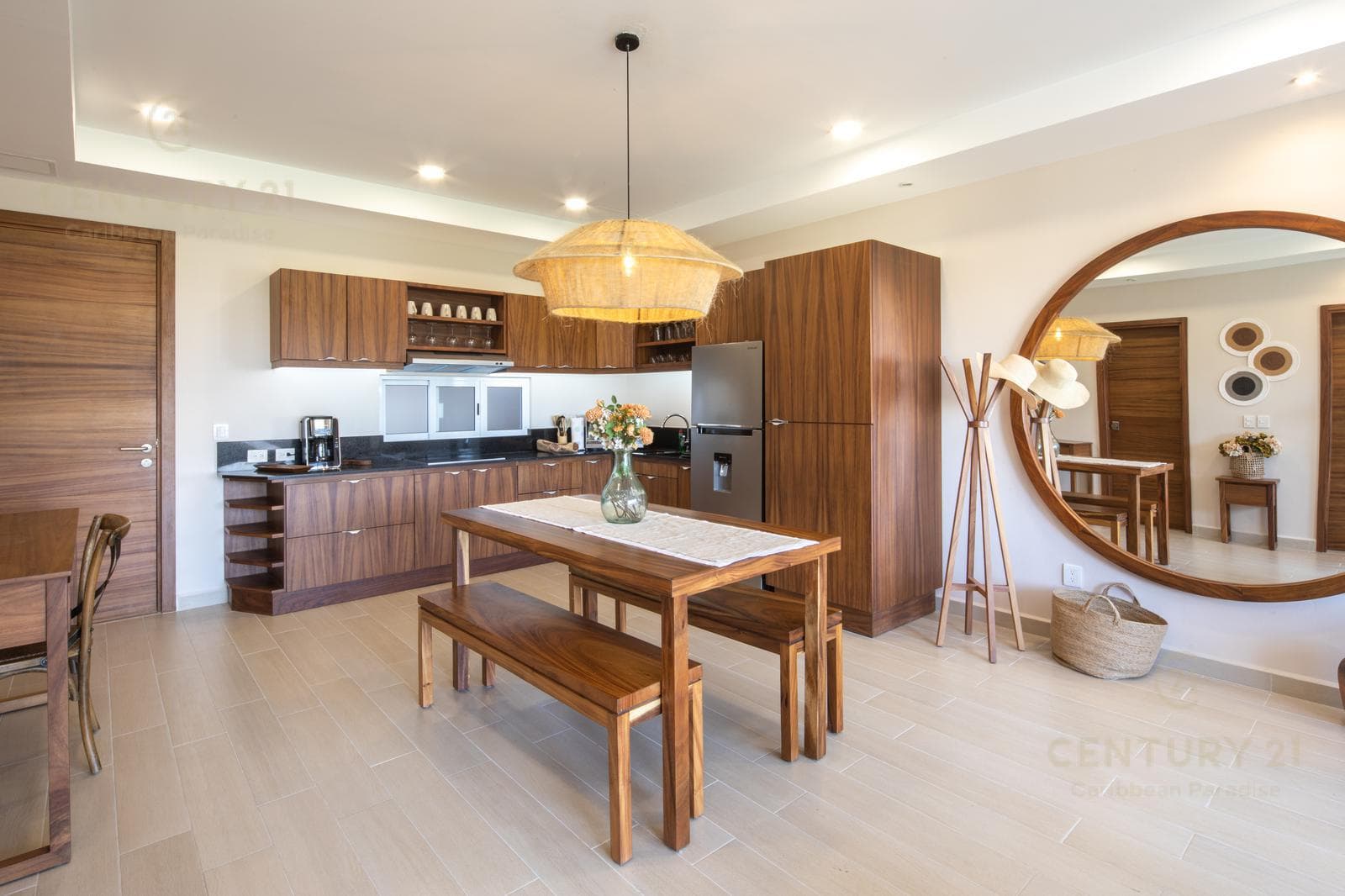Beautiful and elegant furnished 2-bedroom apartment in Downtown Playa del Carmen P3296