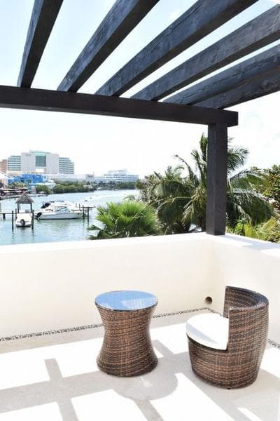 House for Sale with a View of Nichupté Lagoon in Cancún, Isla Marina 12