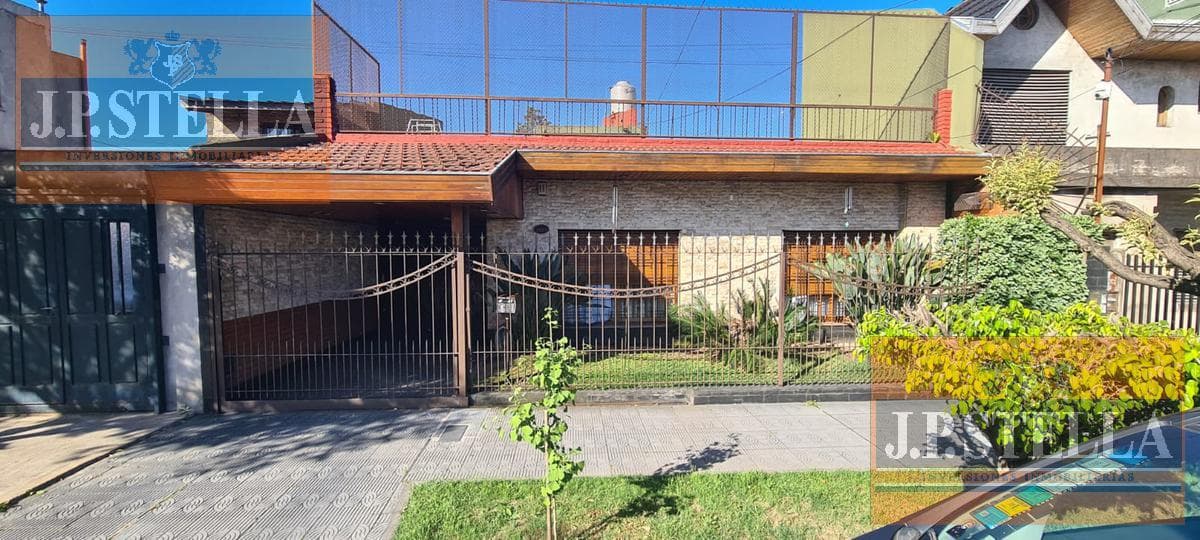 Casa 4 amb. 180 m² Cub. C/4 cocheras y Pileta - San Justo
