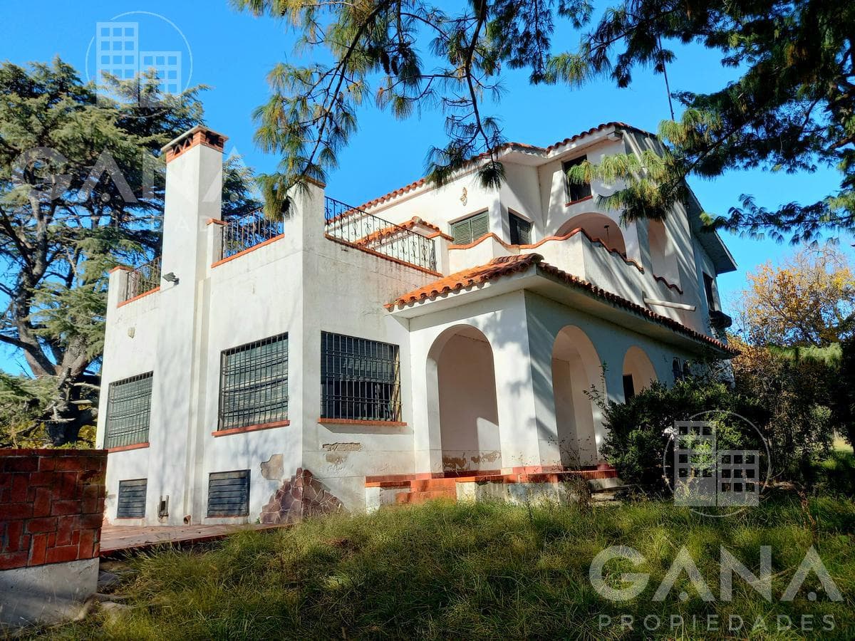 For Sale in OLIVEROS: IMPRESSIVE 3-BEDROOM PROPERTY WITH SWIMMING POOL AND 2-CAR GARAGE