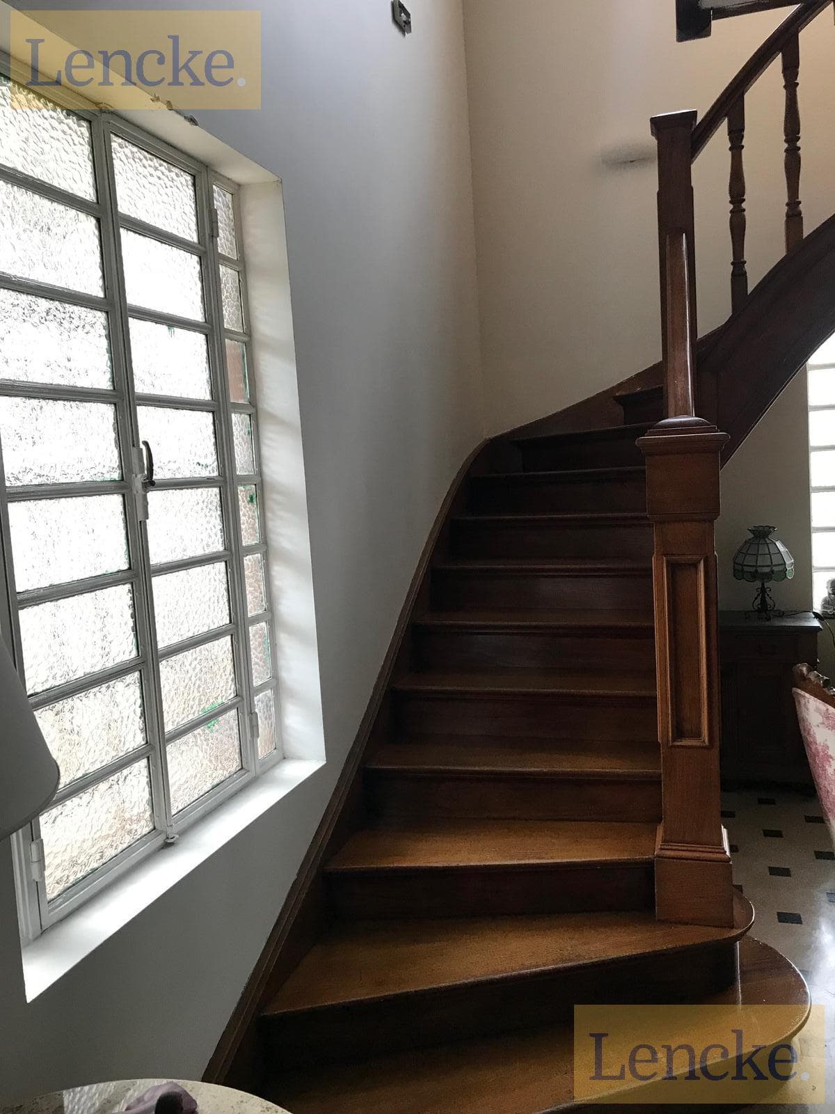 Lencke is selling an extraordinary English-style house that has been completely renovated, on a large lot of 2,646 m²