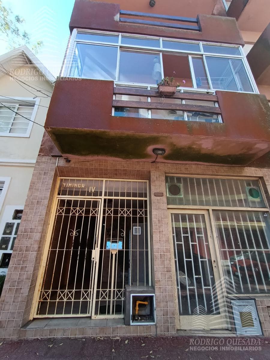 Apartment at 145 Machado Street, in a great neighborhood. Comes with natural gas!