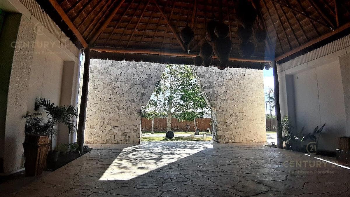 TERRENO CON 2 LOCALES/BODEGAS EN VENTA EN LA CARRETERA EN TULUM P3404