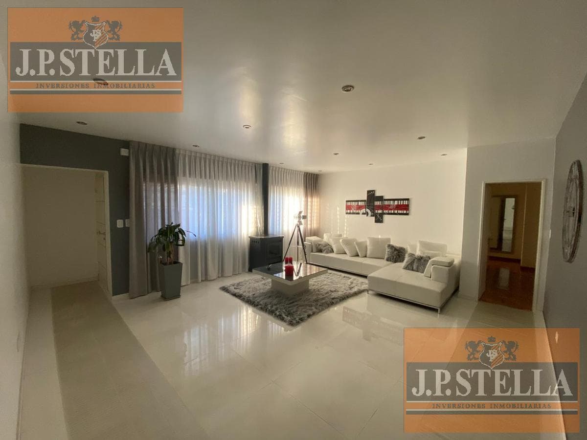 Casa 5 Ambientes 350 m² Cub, - Garage 2 autos - Pileta - Haedo
