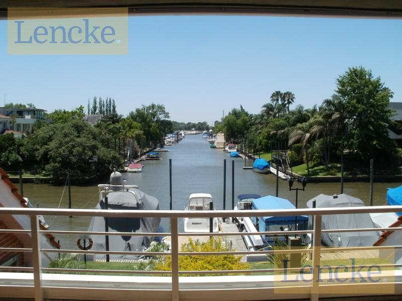 For sale: excellent house in Bahía del Sol, with 3 bedrooms, a playroom, a boat slip, and 2 garage spaces