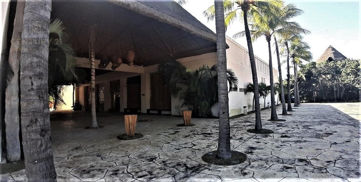 TERRENO CON 2 LOCALES/BODEGAS EN VENTA EN LA CARRETERA EN TULUM P3404