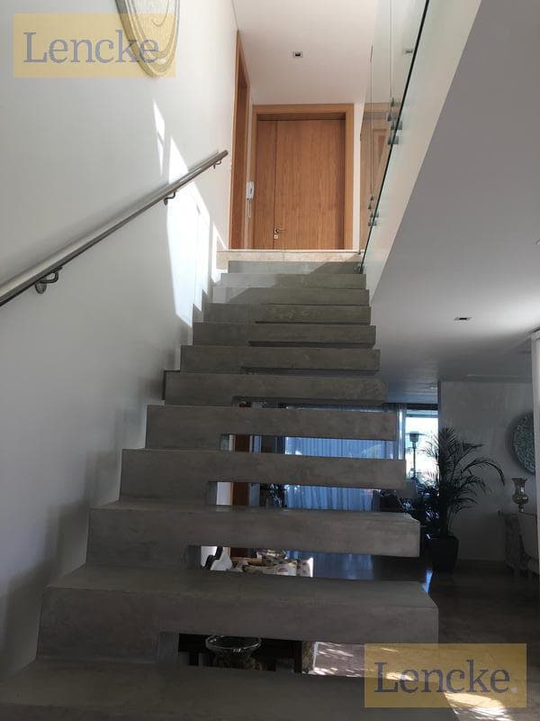 Excellent modern home in Albanueva, like new, high quality, with a pool and a dock facing the river