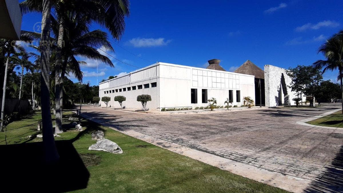 LAND WITH 2 STORES/WAREHOUSES FOR SALE ON THE HIGHWAY IN TULUM P3404
