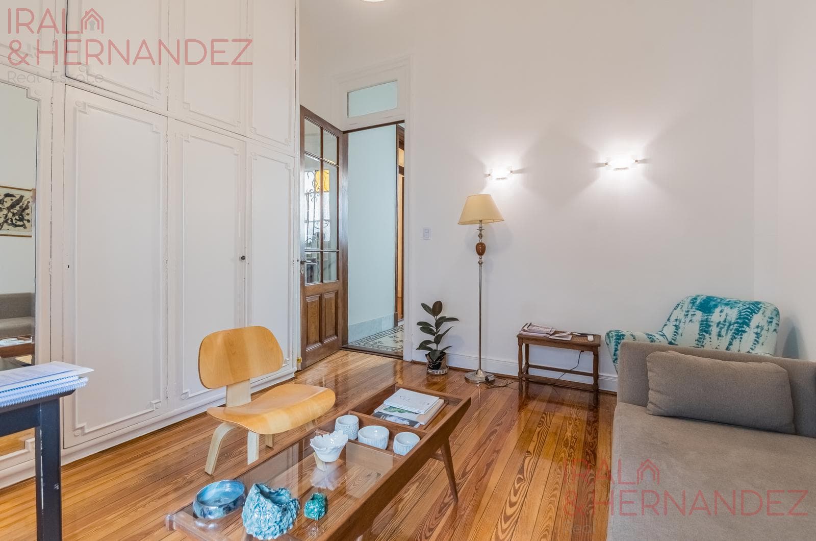Stunning townhouse for sale in Nuñez with a terrace