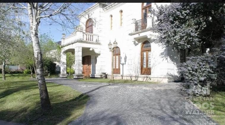 Majestic House for Sale with Six Rooms Septiembre Escobar Neighborhood