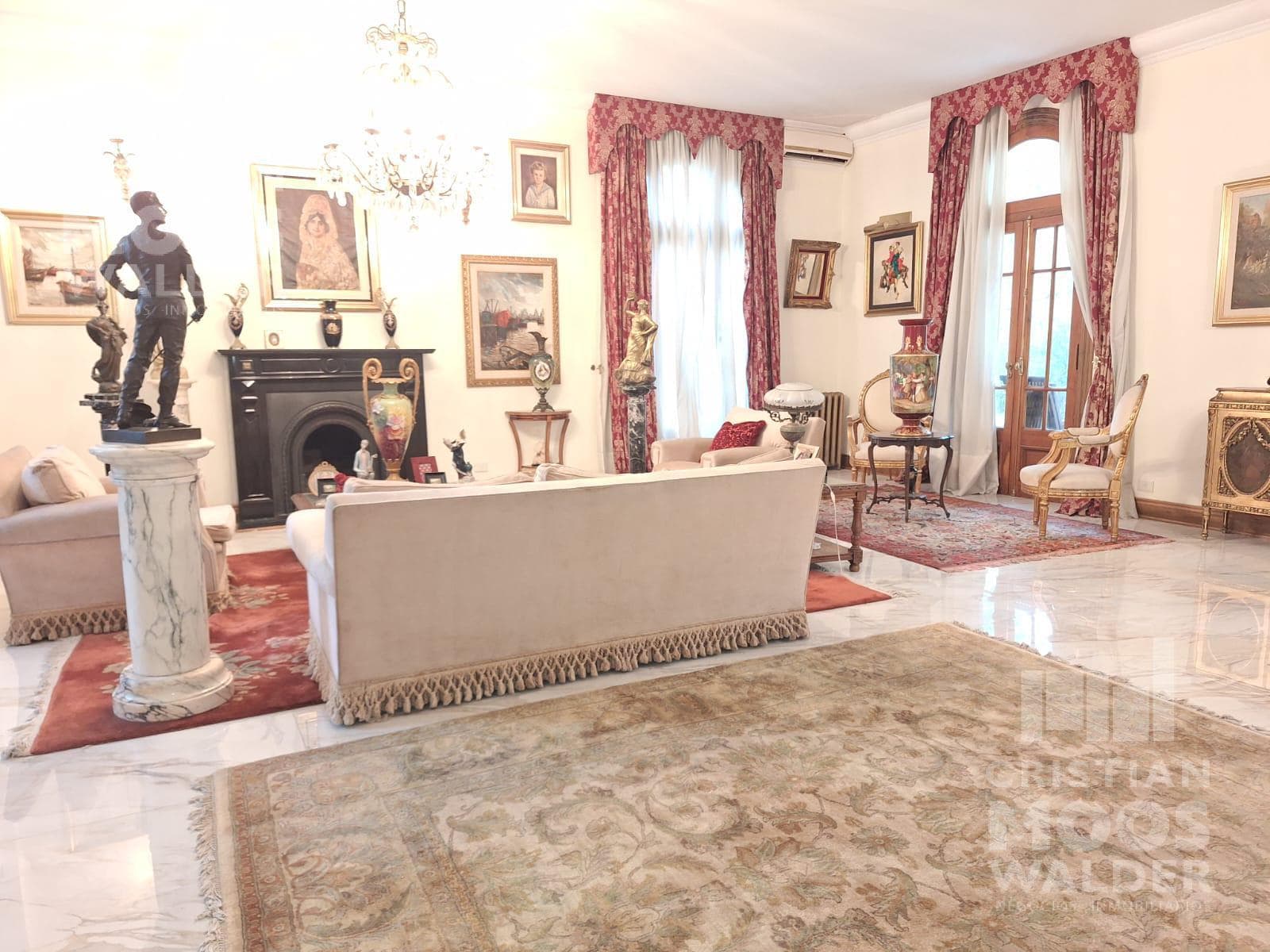 House for Sale with Six Rooms Septiembre Neighborhood - Escobar