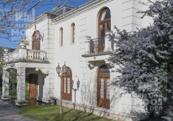 Majestic House for Sale with Six Rooms Septiembre Escobar Neighborhood
