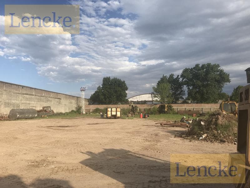 Large lot in an industrial area across from the San Fernando Canal, suitable for various uses, for sale