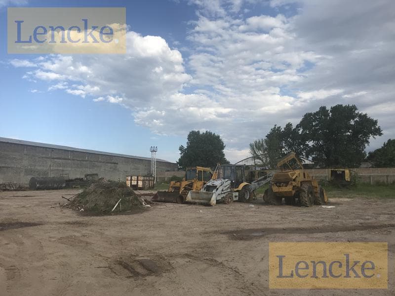 Large lot in an industrial area across from the San Fernando Canal, suitable for various uses, for sale