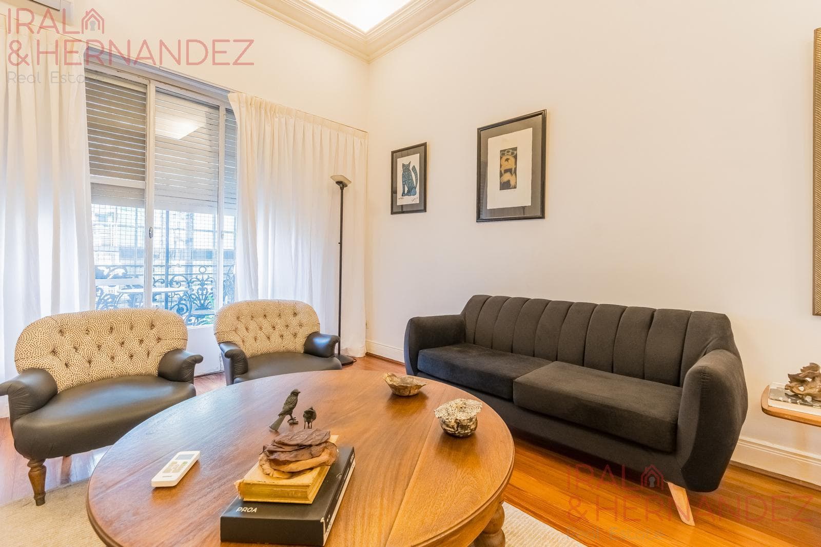 Stunning townhouse for sale in Nuñez with a terrace