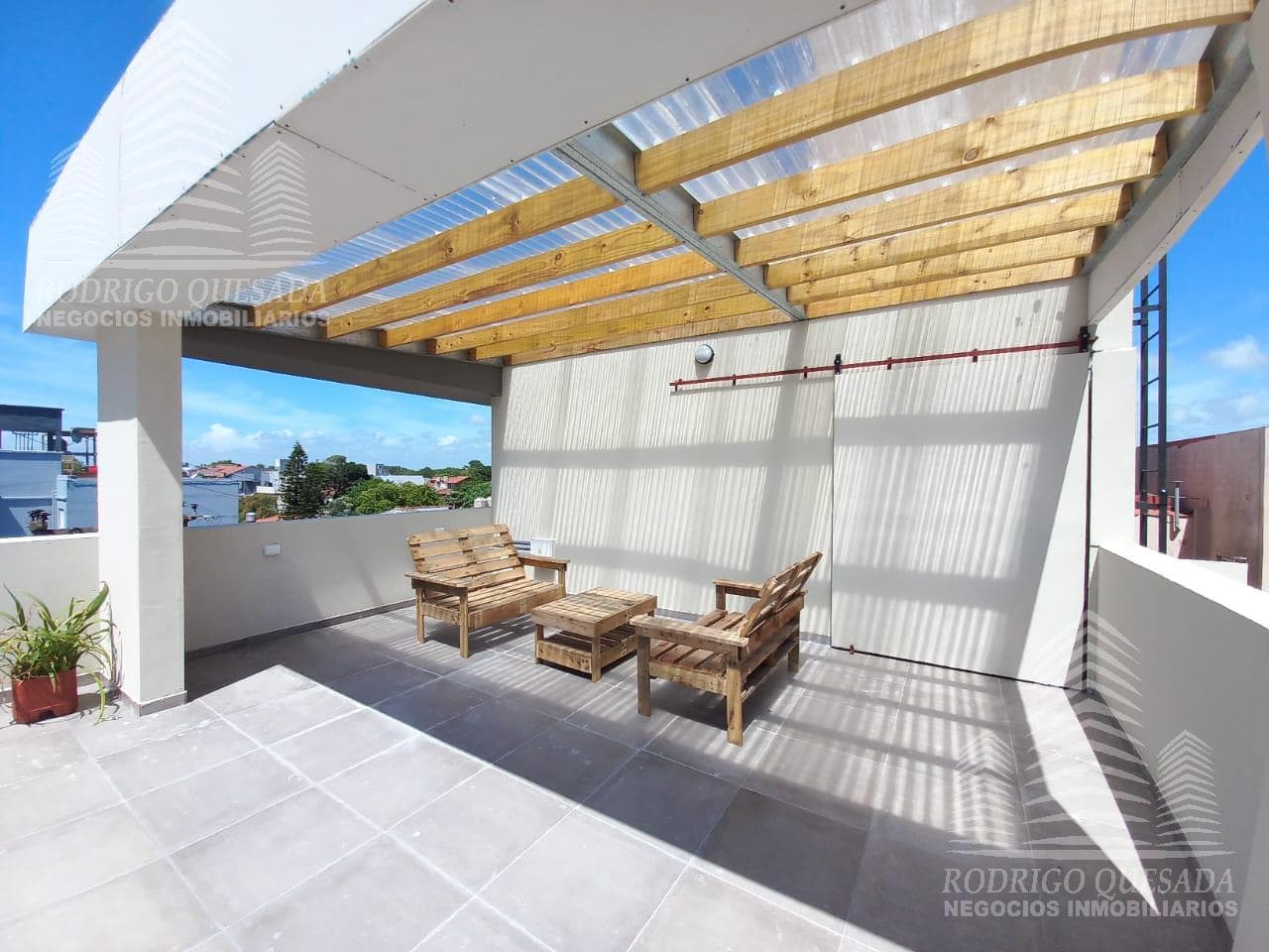 Excellent 2-room apartment with a beautiful private terrace, at the corner of Sarmiento and Newbery!!