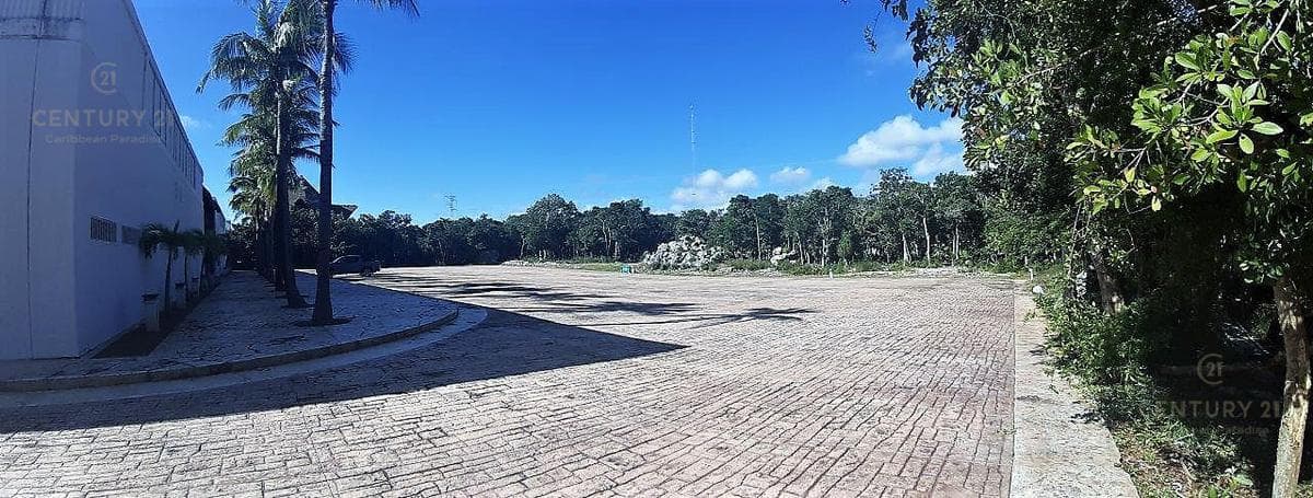 TERRENO CON 2 LOCALES/BODEGAS EN VENTA EN LA CARRETERA EN TULUM P3404