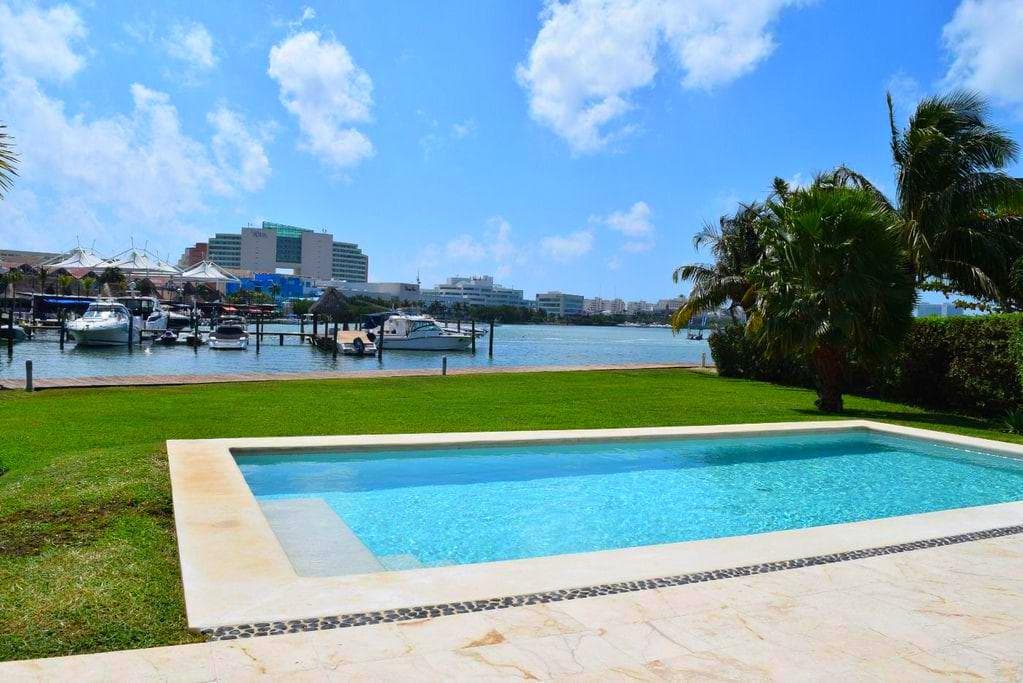 House for Sale with a View of Nichupté Lagoon in Cancún, Isla Marina 12