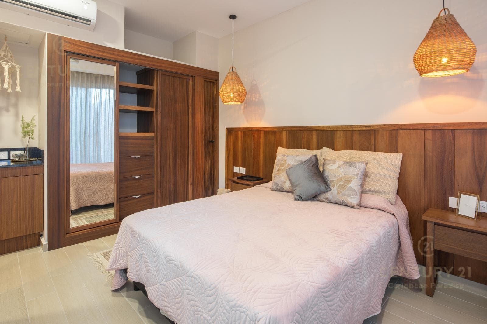 Beautiful and elegant furnished 2-bedroom apartment in Downtown Playa del Carmen P3296