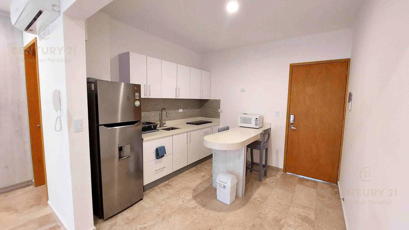 Studio for sale, ready to rent, 1 block from 5th Avenue in Playa del Carmen P4015