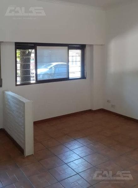 A very nice two-room American-style house that's been completely renovated to look brand new!