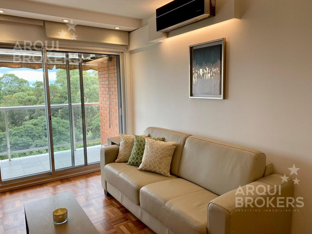 Furnished two-bedroom apartment for rent in Punta Carretas with a garage