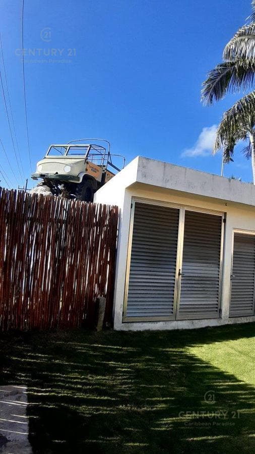 TERRENO CON 2 LOCALES/BODEGAS EN VENTA EN LA CARRETERA EN TULUM P3404