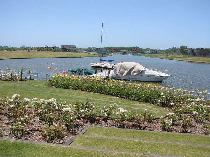 Excellent lot by the river on a cul-de-sac in Albanueva, with a boat slip and a great view—for sale