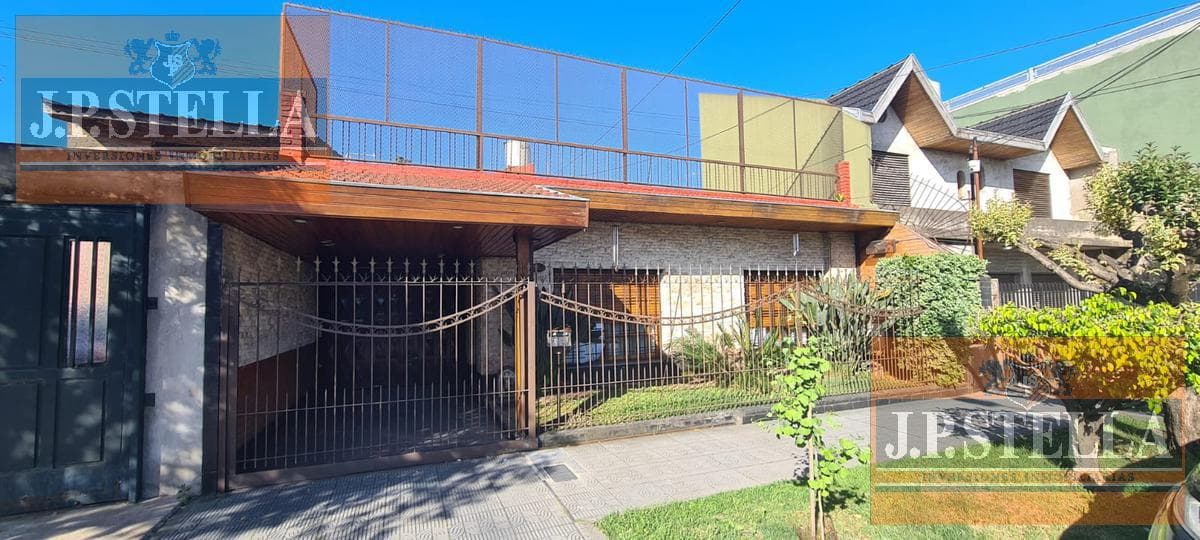 Casa 4 amb. 180 m² Cub. C/4 cocheras y Pileta - San Justo