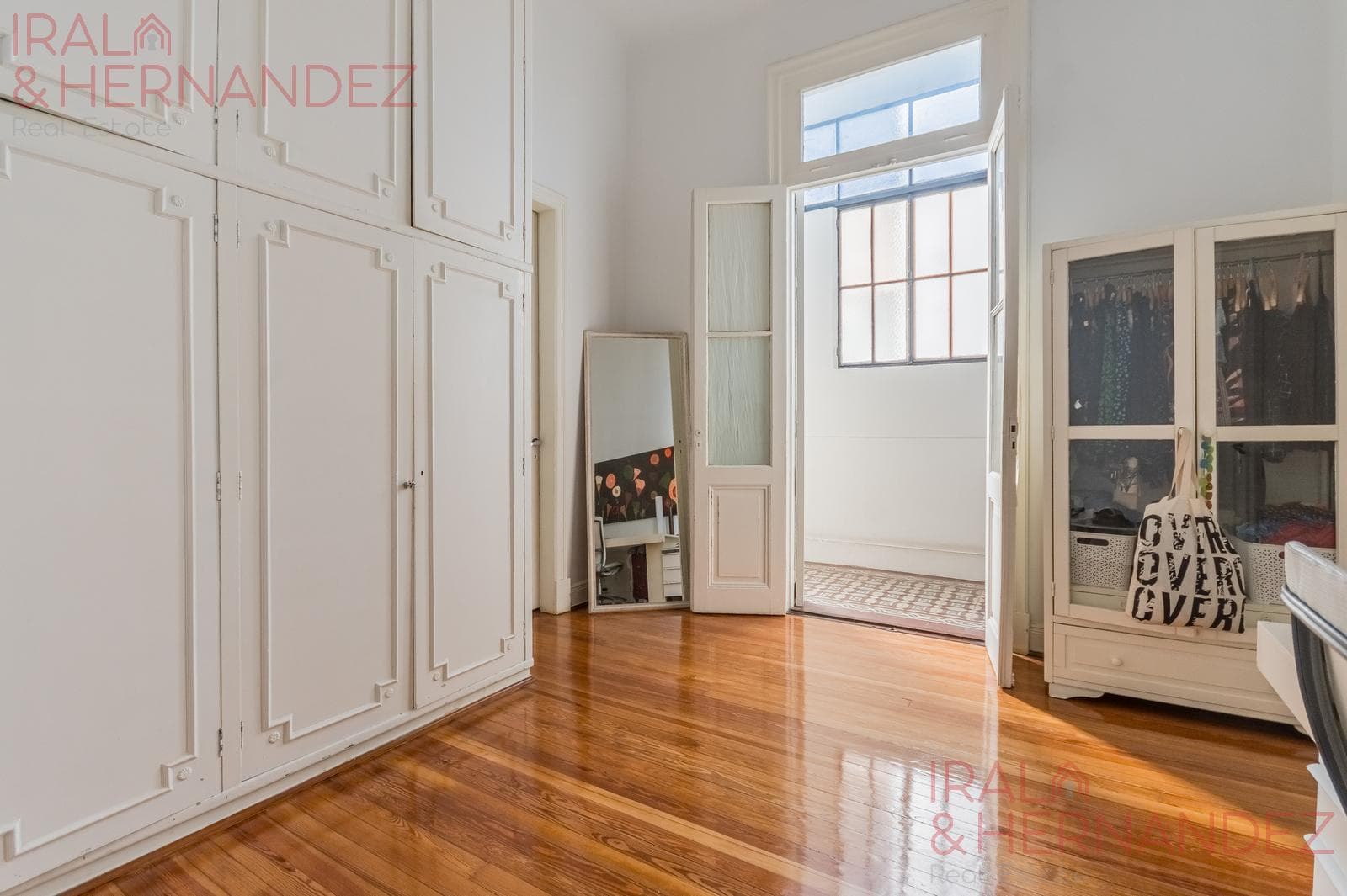 Stunning townhouse for sale in Nuñez with a terrace