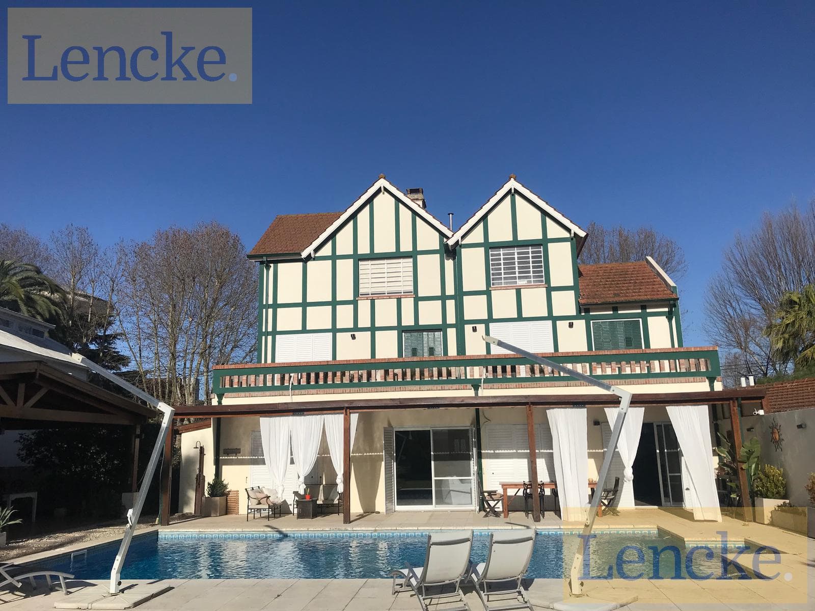 Lencke is selling an extraordinary English-style house that has been completely renovated, on a large lot of 2,646 m²