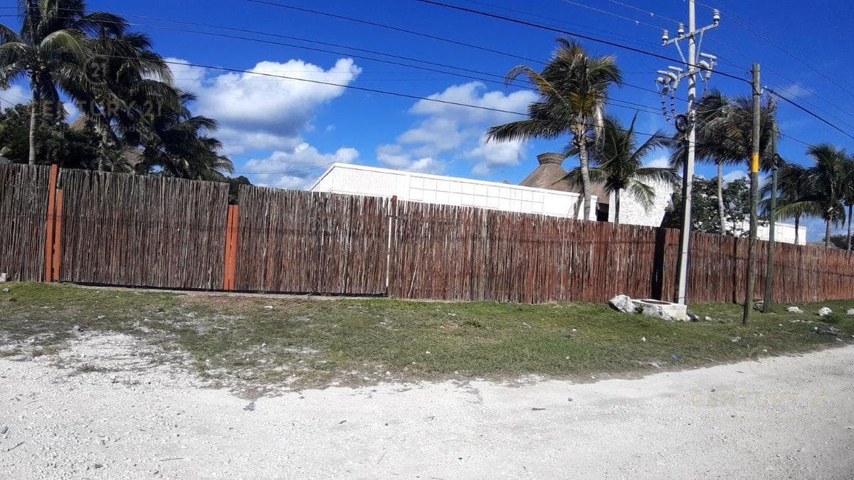 TERRENO CON 2 LOCALES/BODEGAS EN VENTA EN LA CARRETERA EN TULUM P3404