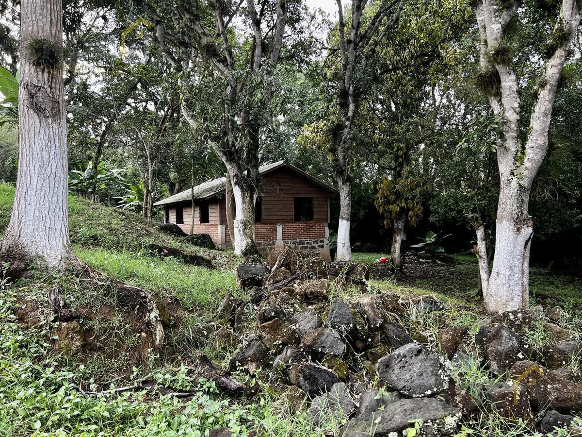Lot with a cabin for sale in La Estanzuela Ver, with direct access to the street.