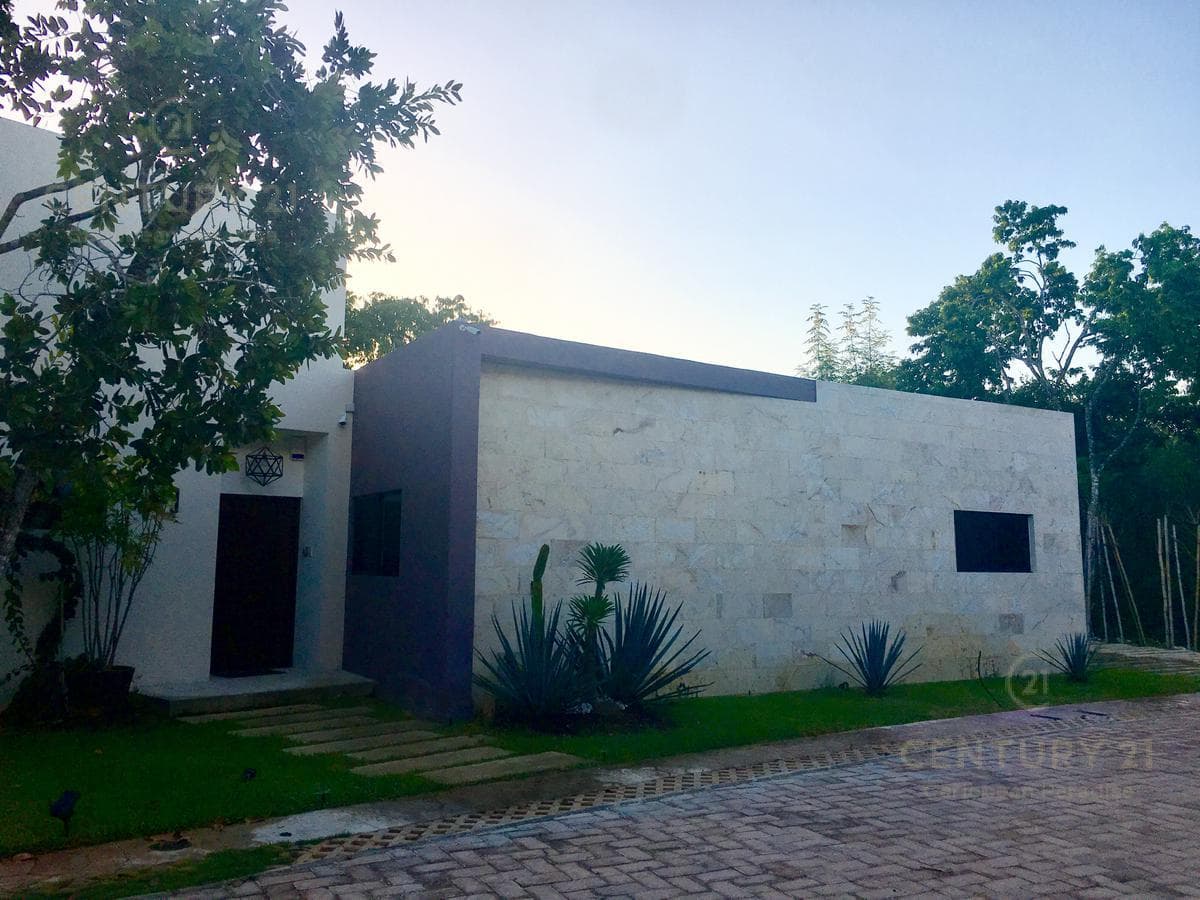 Hermosa Casa en Venta en Bosques de Bambú Playa del Carmen P3024