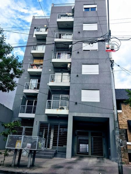 2-bedroom apartment with a balcony and separate kitchen in Morón – Eligible for a mortgage!