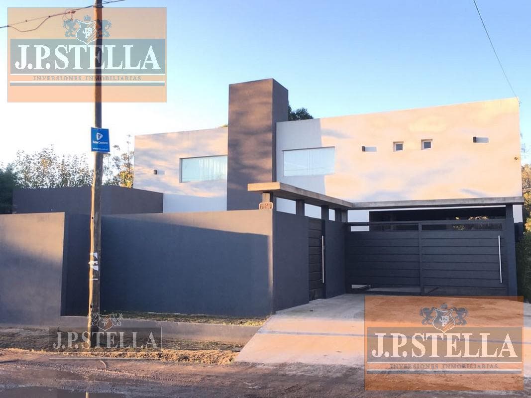 Casa Estilo Americana 5 Ambientes con Quincho, pileta y garage - Villa Luzuriaga