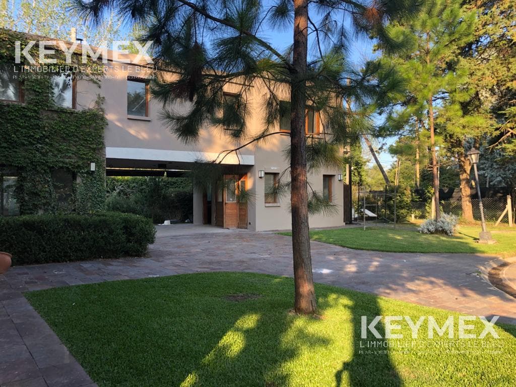 6-Room House for Sale in the Villa Rosa Gated Community