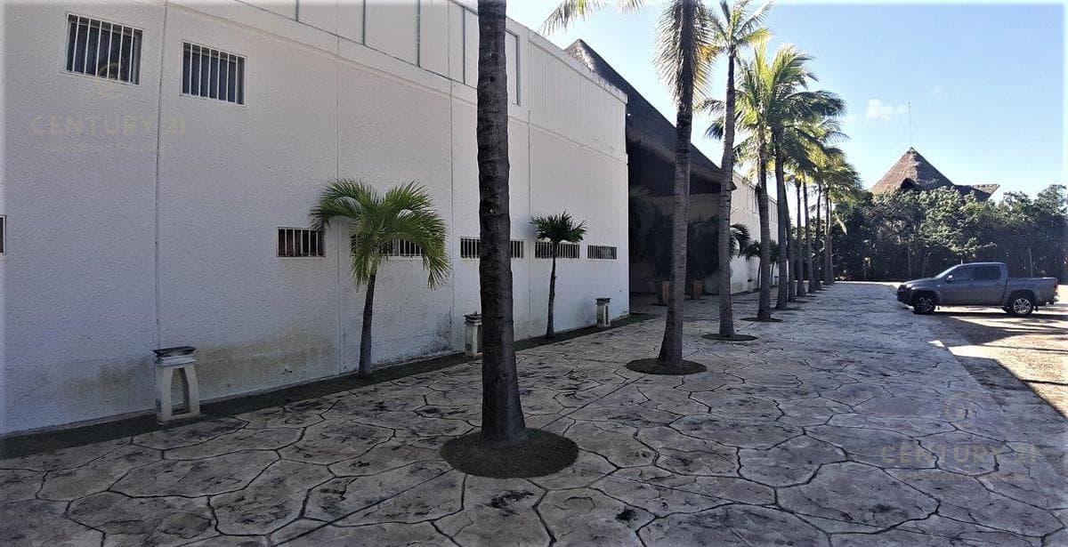 TERRENO CON 2 LOCALES/BODEGAS EN VENTA EN LA CARRETERA EN TULUM P3404