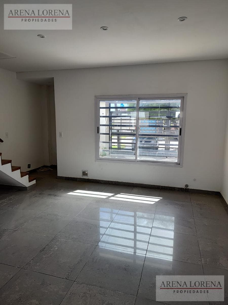 4-room duplex in a condominium, facing the street 3 bedrooms 2 bathrooms Ituzaingó North Villa Ariza