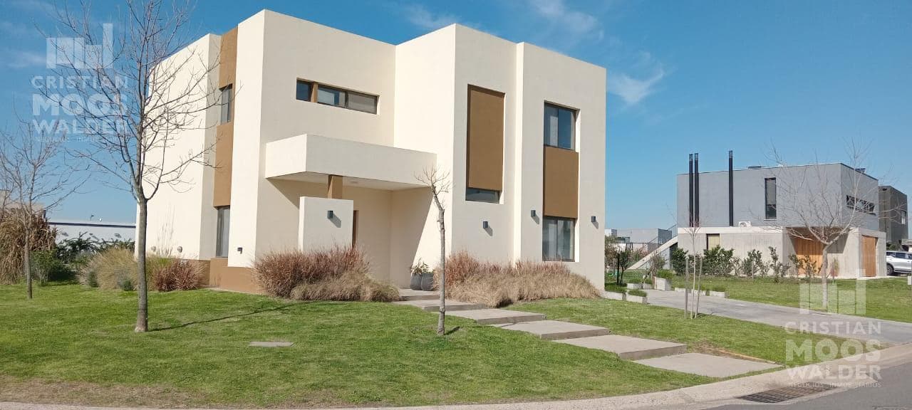 Excellent House in Puertos del Lago