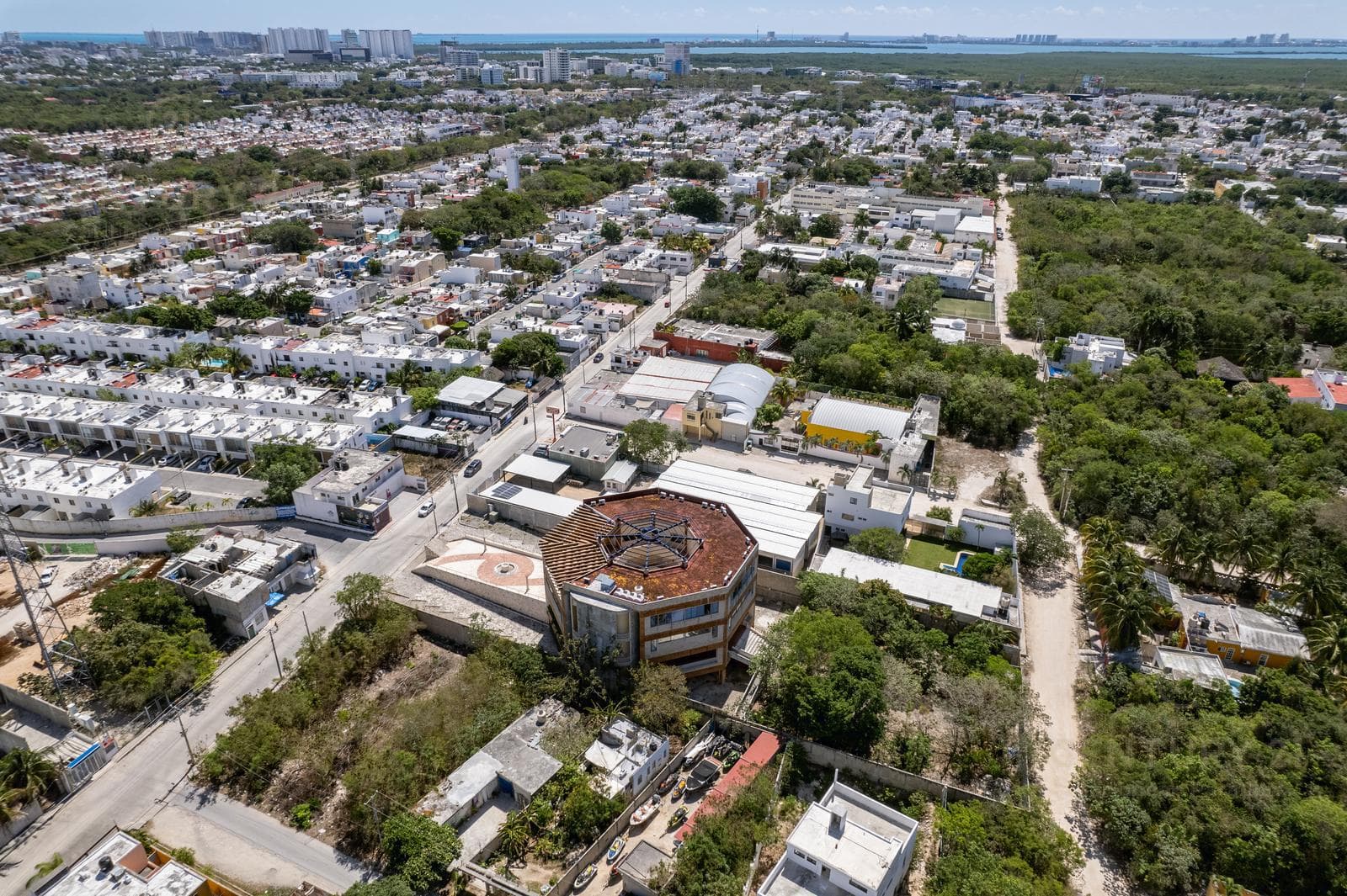 1,100 m² Mixed-Use Land for Rent on Av. Fonatur, Cancún C3193